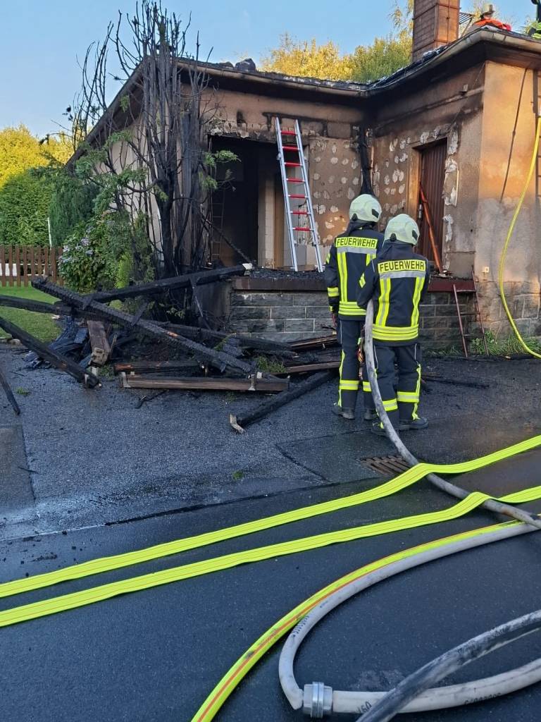 B2, Holzhaufen am Gebäude