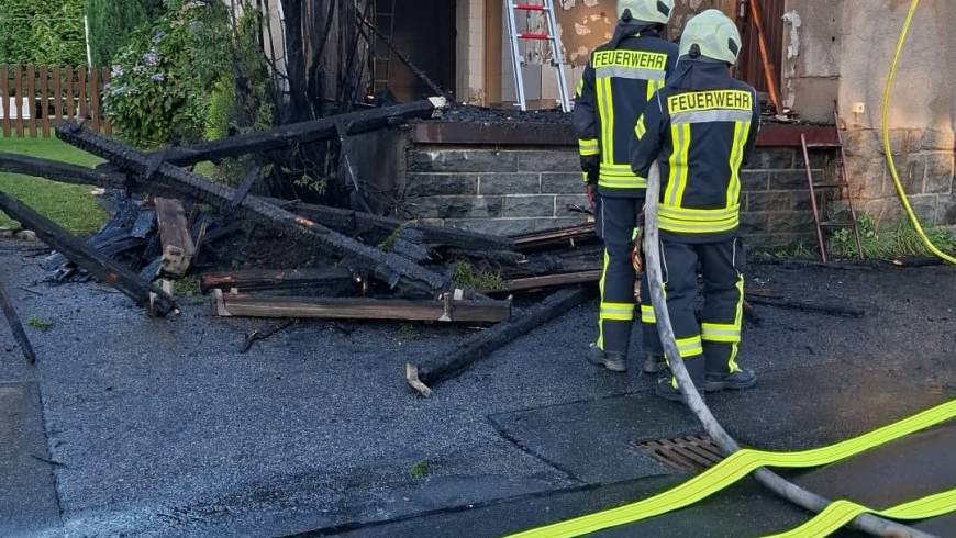 B2, Holzhaufen am Gebäude