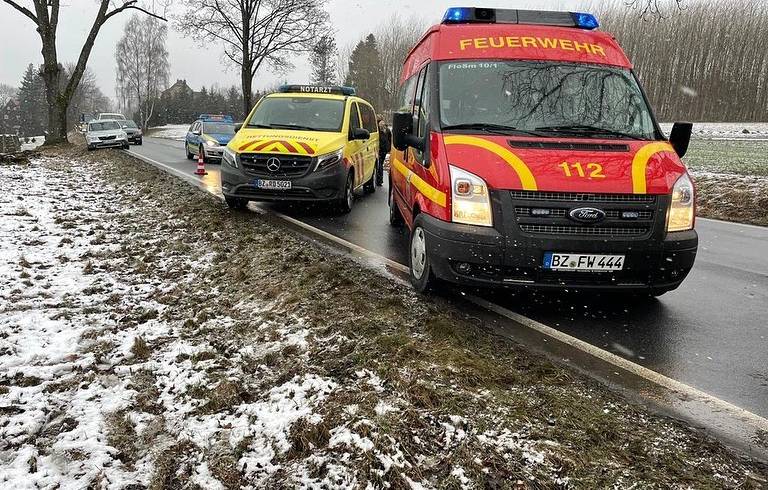 H2N2R2, 2 PKW frontal, 2 Personen eingeklemmt