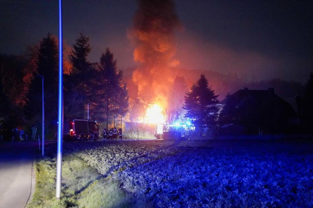 Feuerwehr Schmölln-Putzkau: B2 RD, brennt Schuppen, Explosion zu hören