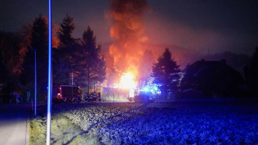 B2 RD, brennt Schuppen, Explosion zu hören