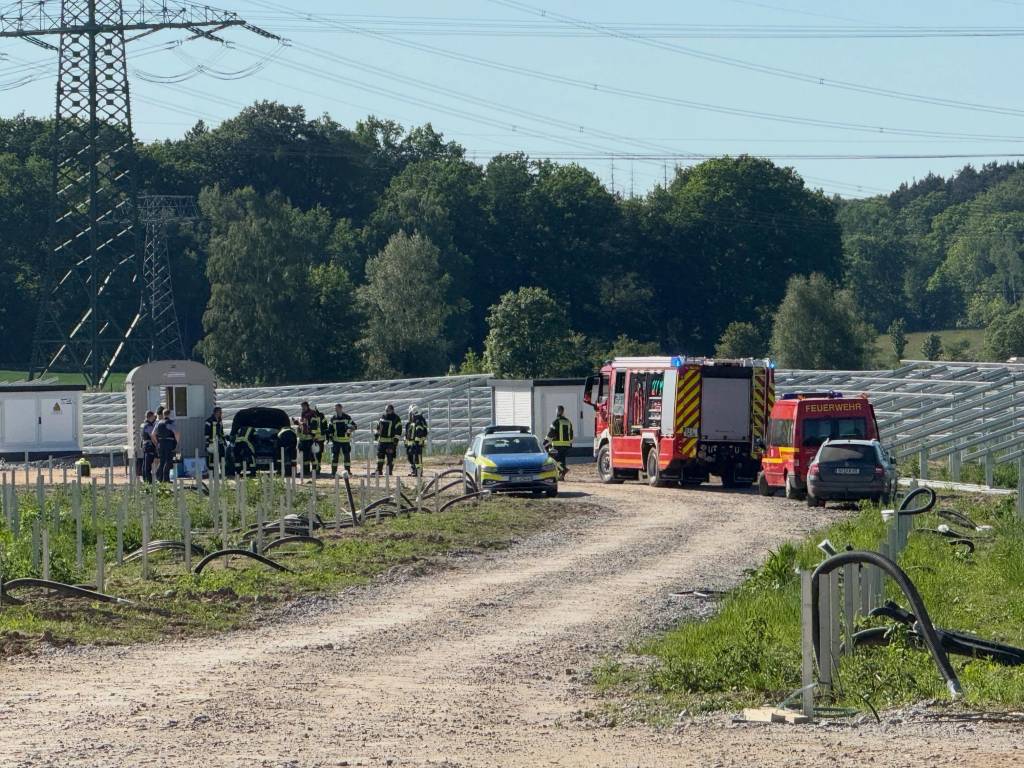 Feuerwehr Schmölln-Putzkau: H1, Tierrettung, Waschbär hinter Kühlergrill eingeklemmt