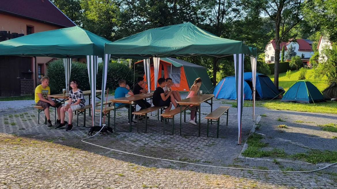 Am Freitag haben wir uns 17:00 Uhr zum Aufbau für die Zelte getroffen 19: 00 Uhr war offiz