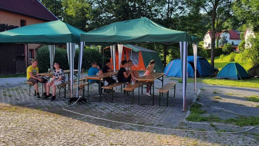 Am Freitag haben wir uns 17:00 Uhr zum Aufbau für die Zelte getroffen 19: 00 Uhr war offiz