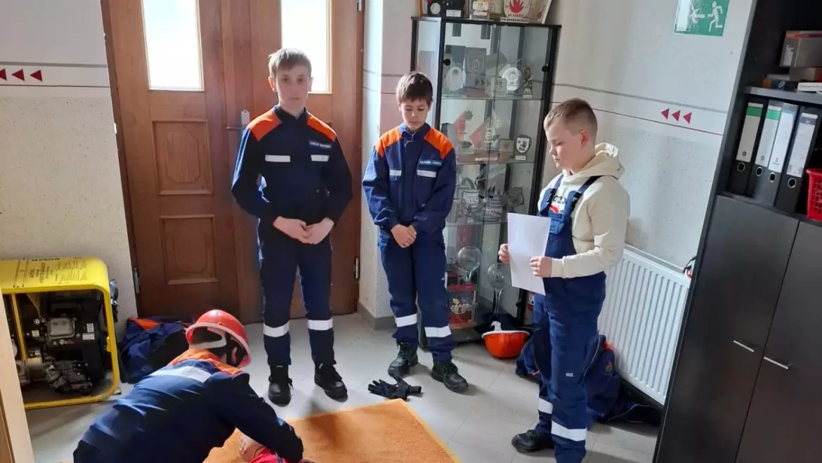Am 05.04.25 haben die Löschzwerge wieder für Jugendflamme 1 fleißig geübt nebenbei haben w