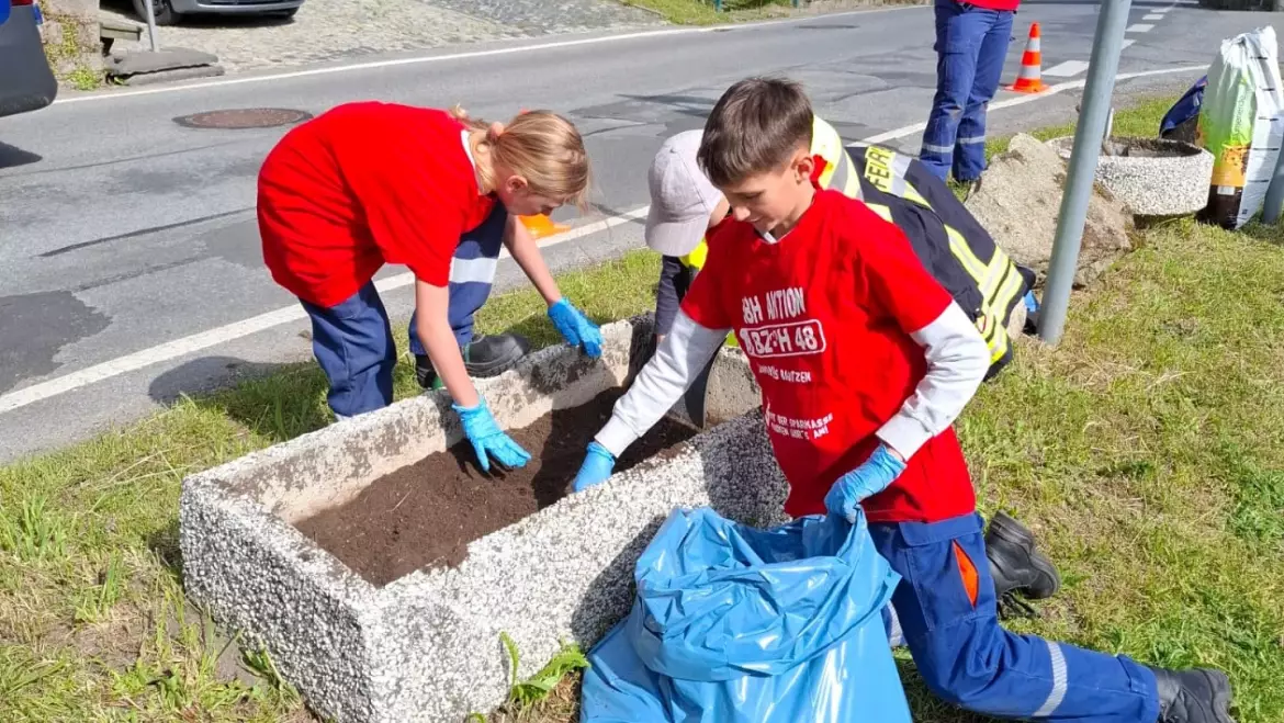 Bei der 48h Aktion 2025 haben unsere Löschzwerge fleißig die Blumenkübel an der Feuerwehr