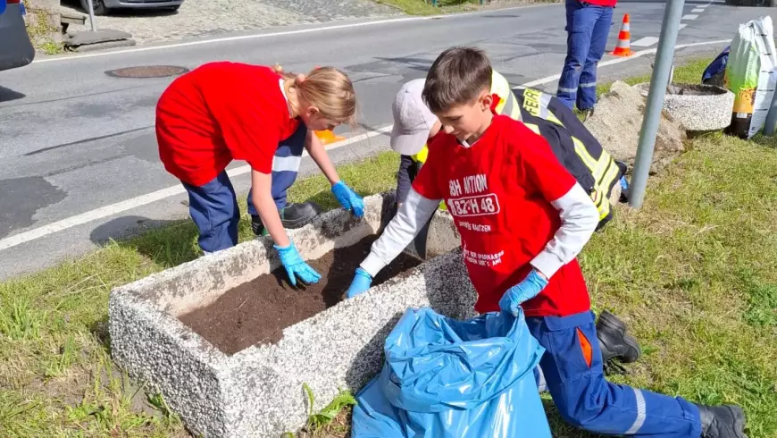 Bei der 48h Aktion 2025 haben unsere Löschzwerge fleißig die Blumenkübel an der Feuerwehr