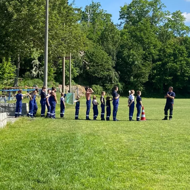 Zum heutigen Dienst haben wir Sport gemacht auf dem Sportplatz von Schmölln. Die Löschzwer