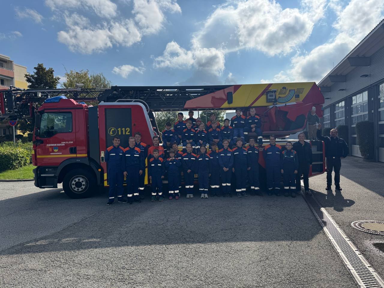 Gruppenbild der Jugendfeuerwehr Schmölln / OL vor einem Feuerwehrfahrzeug