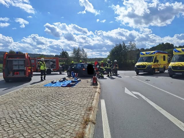 Feuerwehr Schmölln-Putzkau: H2N1R4 VKU eingeklemmte Personen, 3x PKW, 4 Insassen