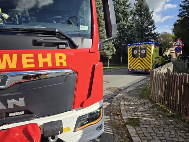 Feuerwehr Schmölln-Putzkau: H1, VU, PKW gegen Scheunenwand, Airbag ausgelöst